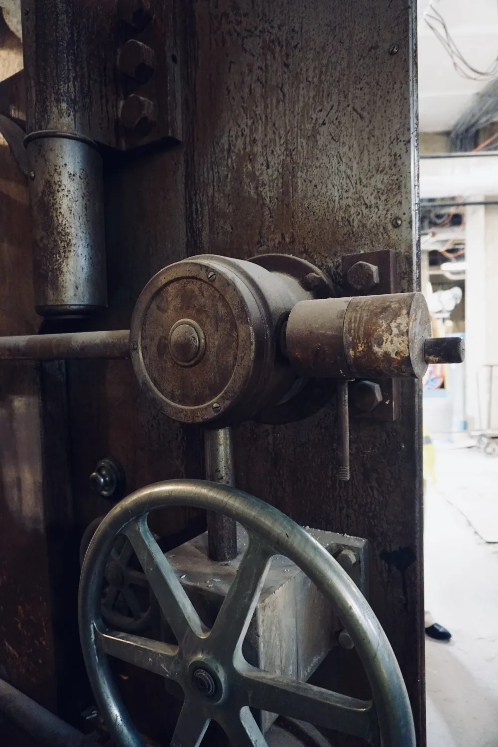 openingcloseup_vaultwheel